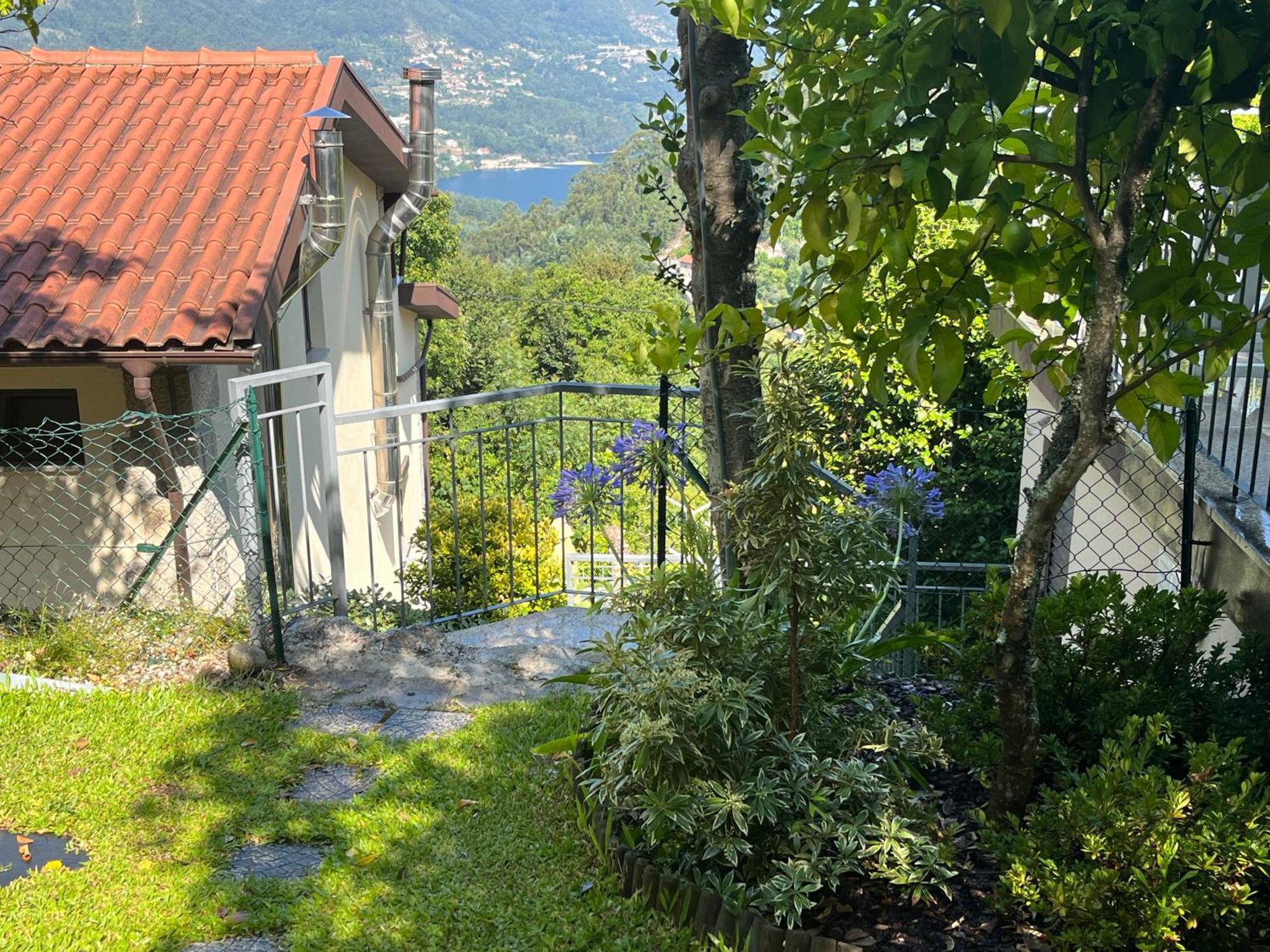 Casa de Casarelhos - T3 - Lareira com recuperador de calor para aquecimento - Vistas rio - Gerês Exterior foto