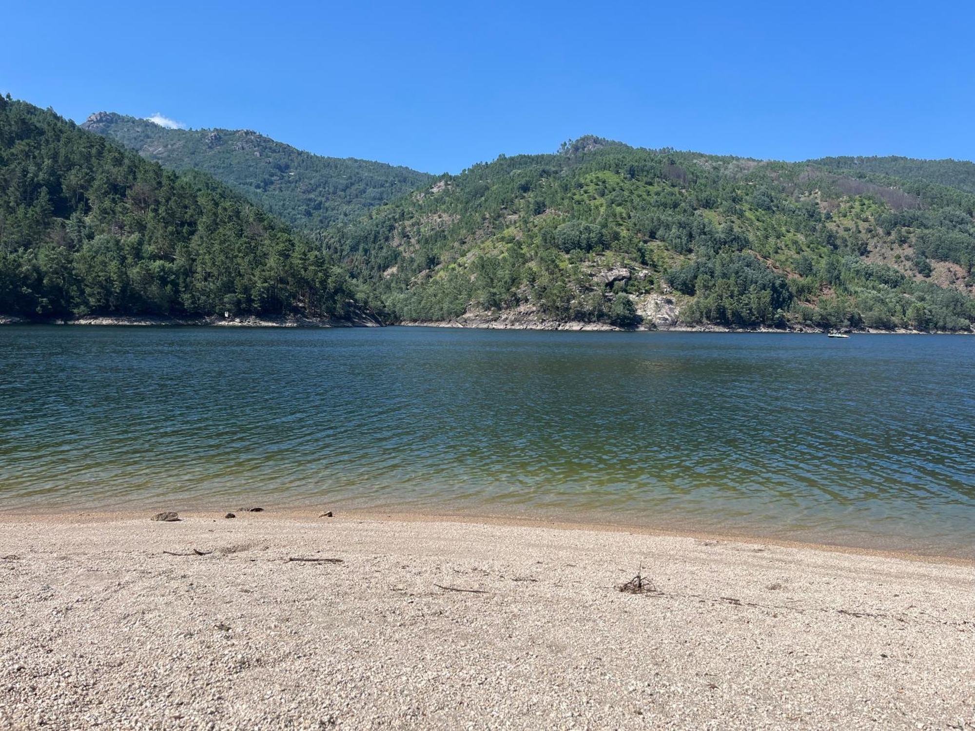 Casa de Casarelhos - T3 - Lareira com recuperador de calor para aquecimento - Vistas rio - Gerês Exterior foto
