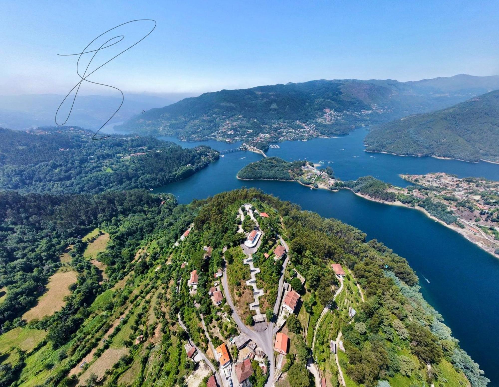 Casa de Casarelhos - T3 - Lareira com recuperador de calor para aquecimento - Vistas rio - Gerês Exterior foto