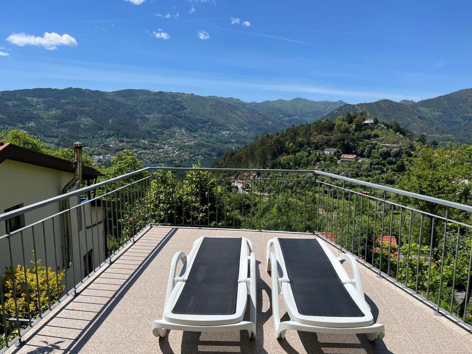 Casa de Casarelhos - T3 - Lareira com recuperador de calor para aquecimento - Vistas rio - Gerês Exterior foto